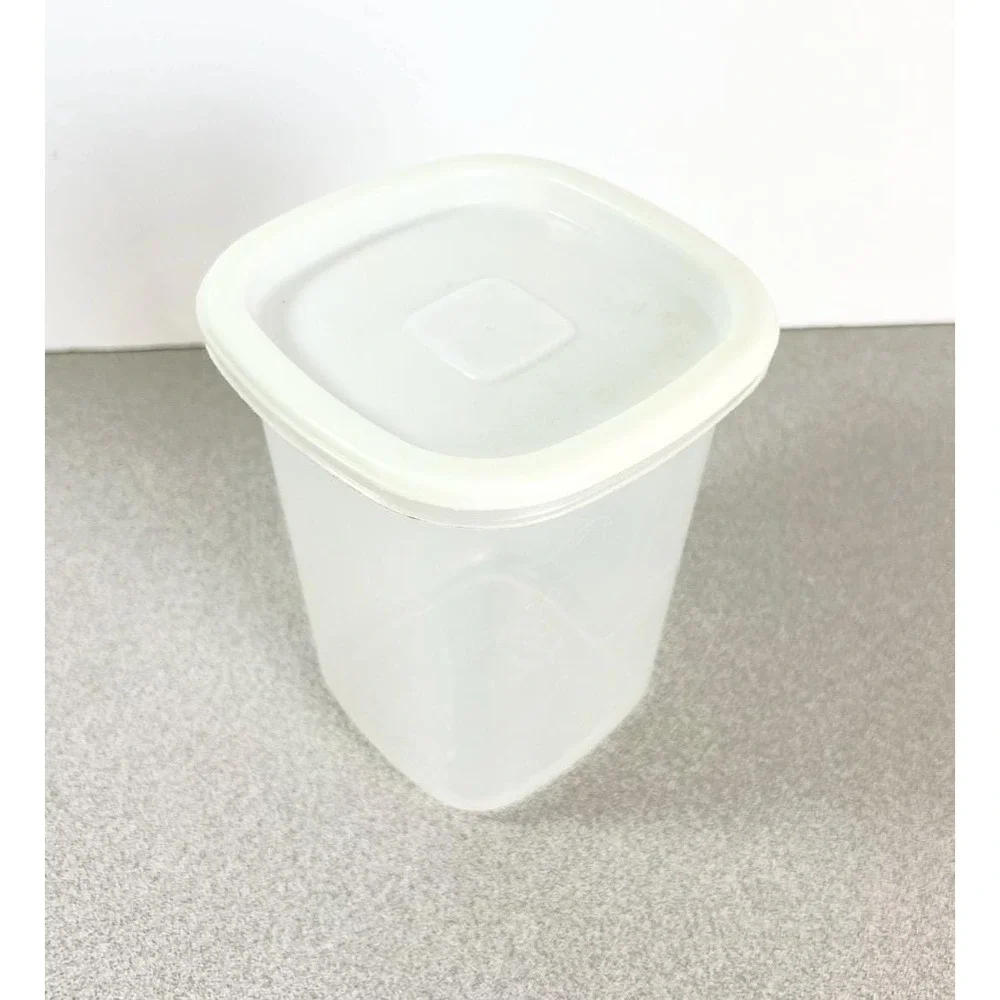Vintage 1.8 pint Rubbermaid #8 Servin Saver‎ Square Storage Canister White Lid